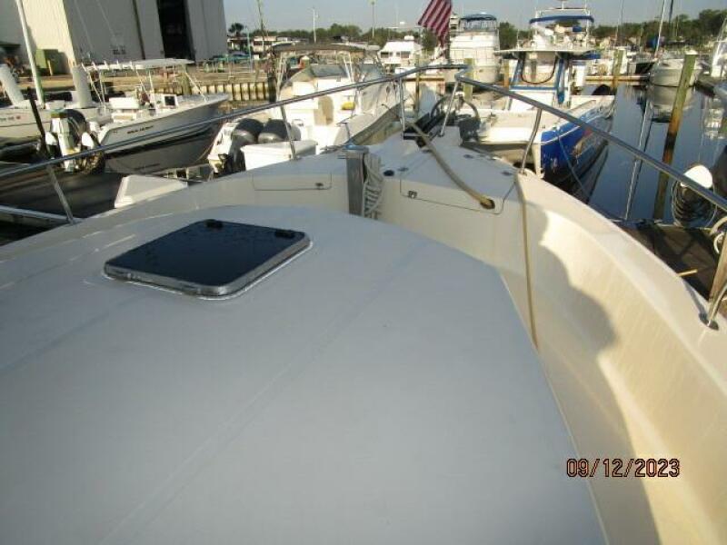 40' Mainship foredeck1
