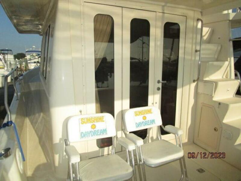 40' Mainship aftdeck forward