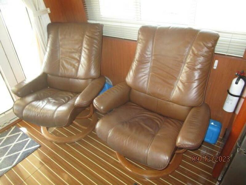 40' Mainship salon port seating