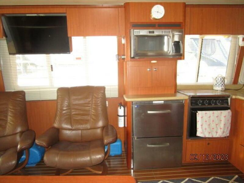 40' Mainship salon port