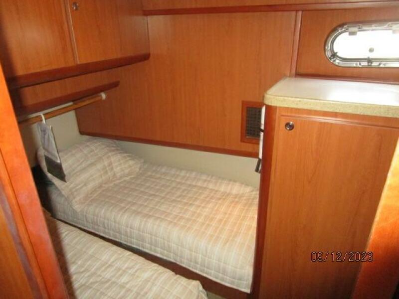 40' Mainship guest stateroom