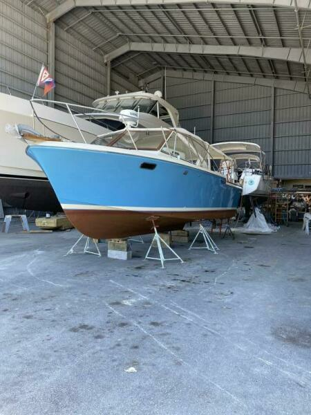 1984 Chris-Craft 316 Commander