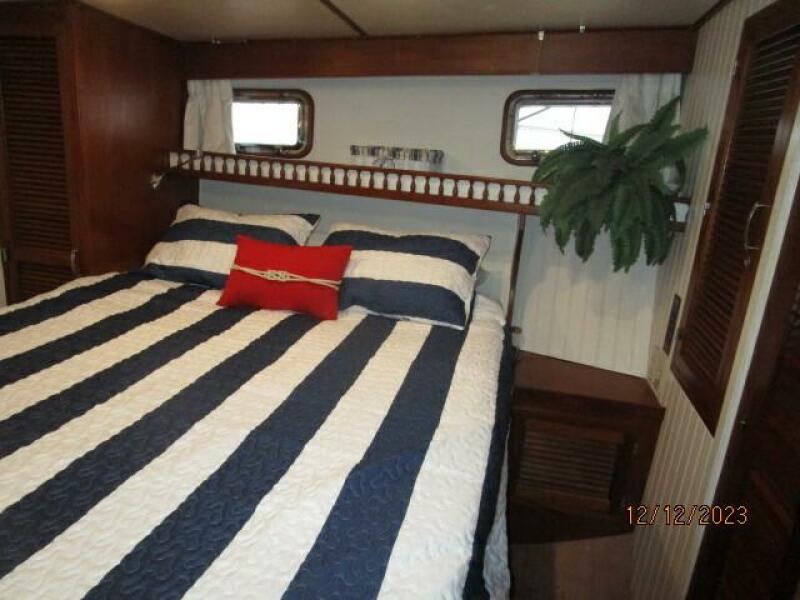 49' DeFever master stateroom port