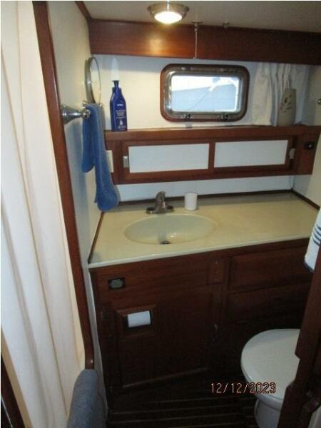 49' DeFever master stateroom head