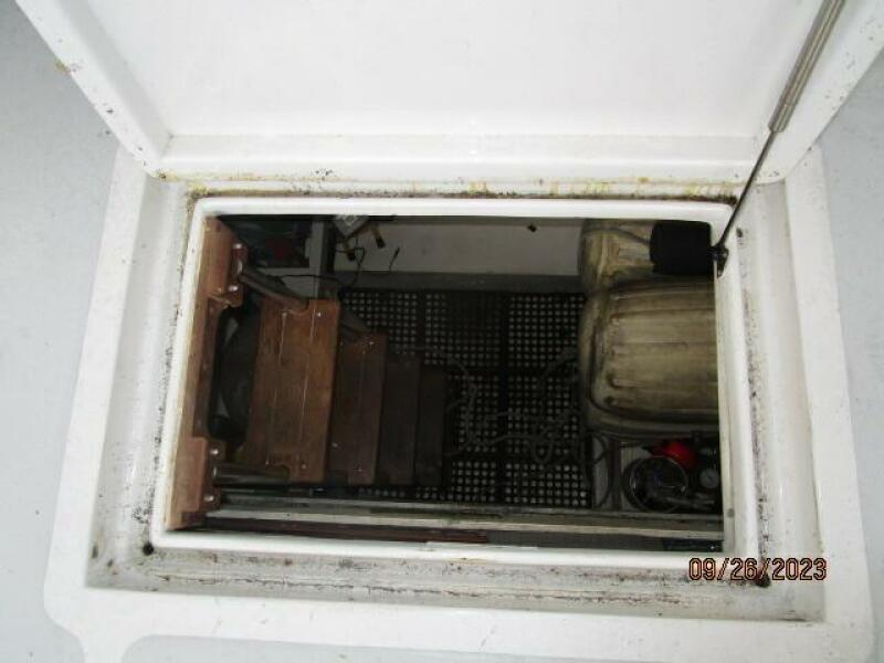 49' DeFever lazarette access