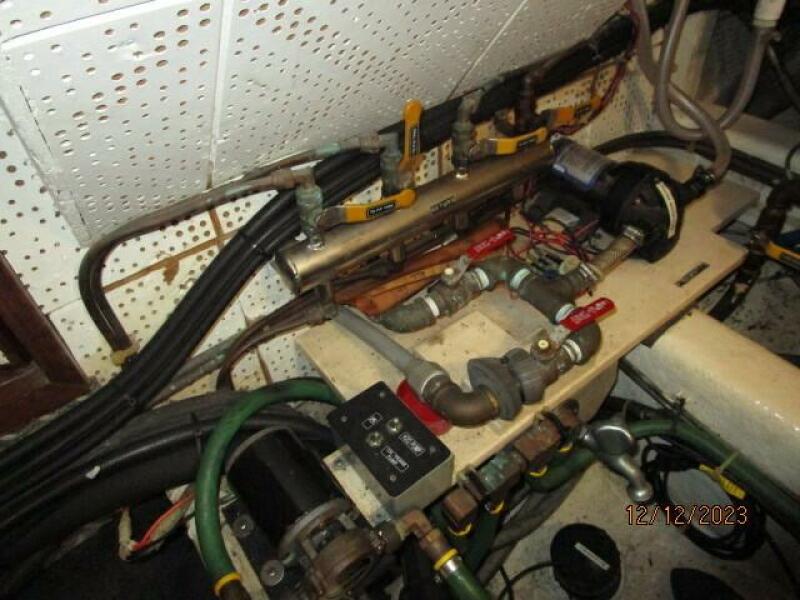 49' DeFever starboard fuel manifold