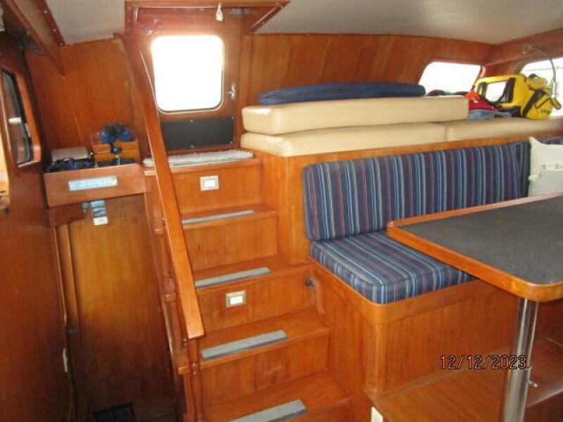 49' DeFever pilothouse aft