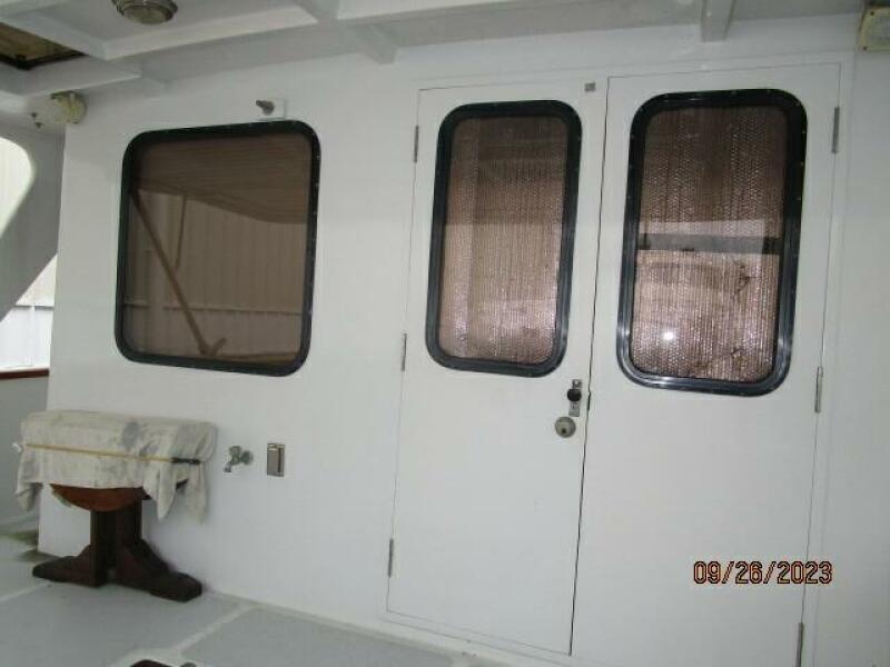49' DeFever aftdeck forward