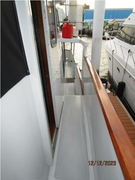 49' DeFever port side deck1