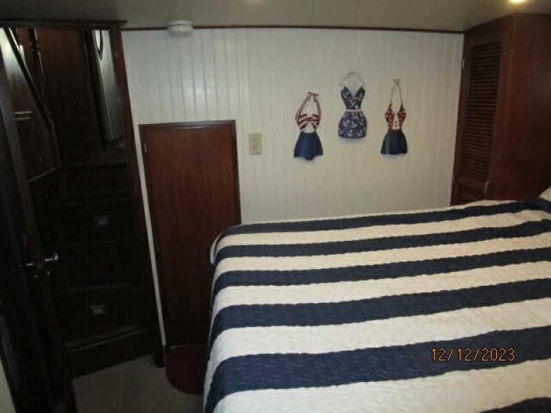 49' DeFever master stateroom aft