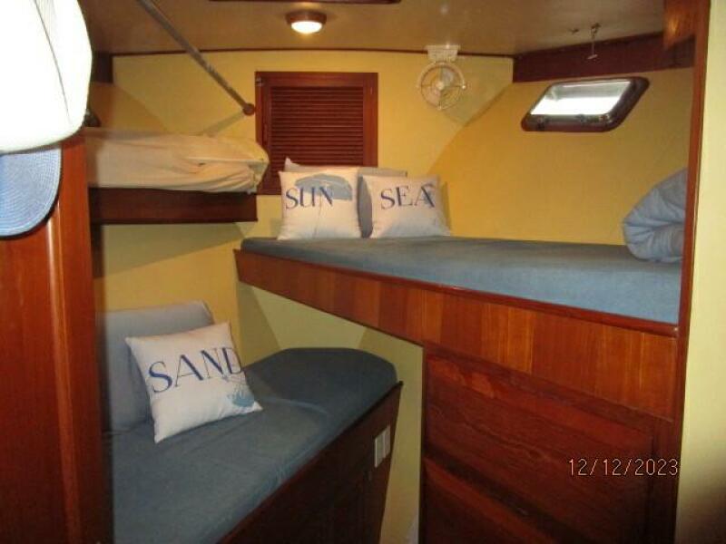 49' DeFever guest stateroom