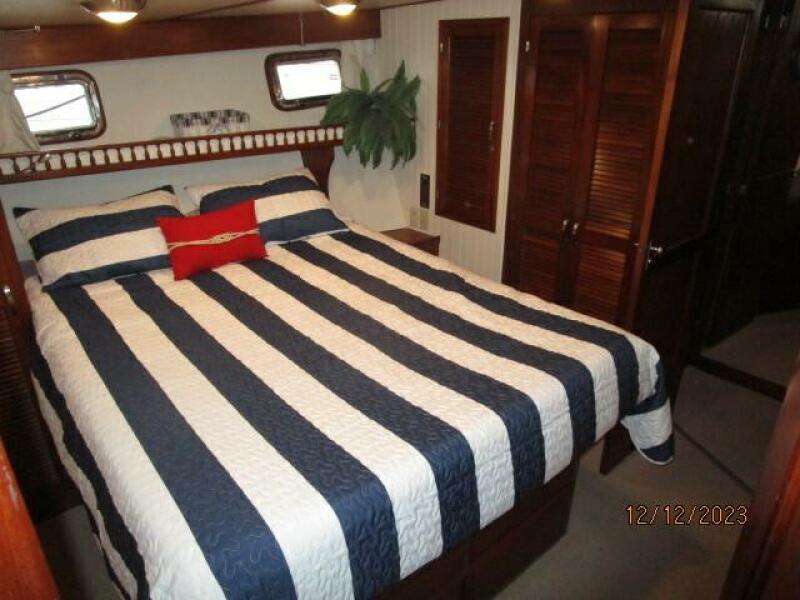 49' DeFever master stateroom