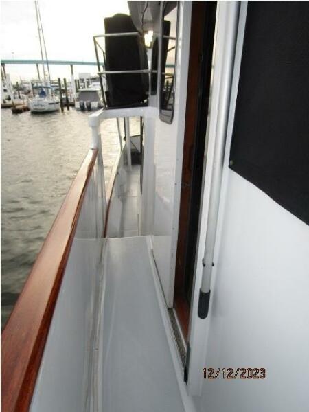 49' DeFever starboard side deck1