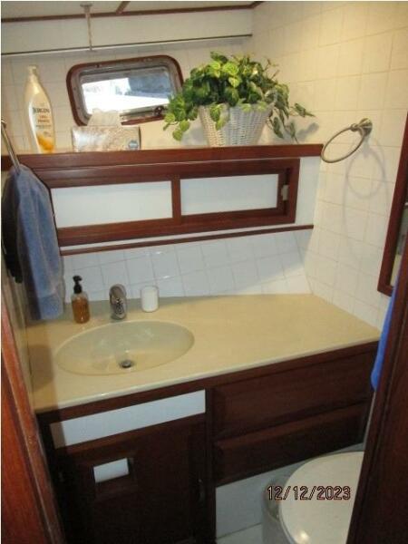 49' DeFever guest stateroom head