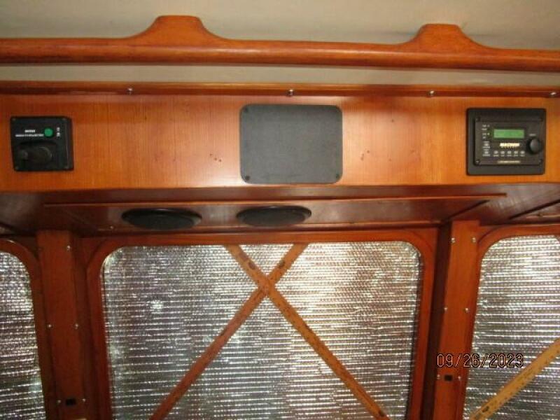 49' DeFever pilothouse electronics2