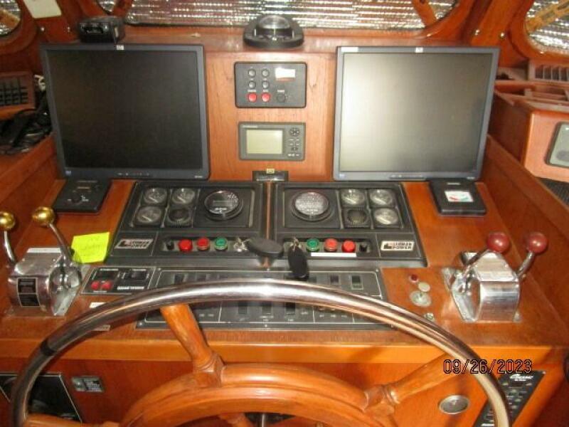 49' DeFever pilothouse helm