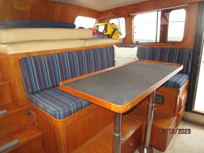 49' DeFever pilothouse seating