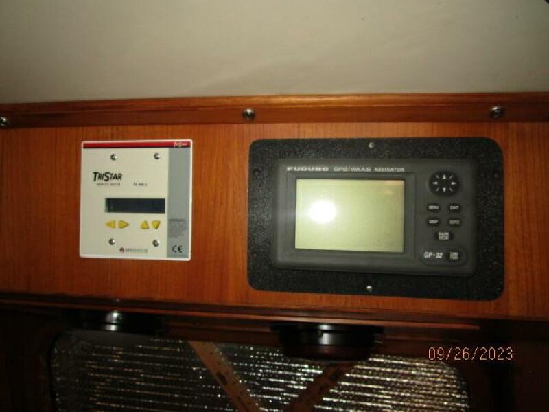 49' DeFever pilothouse electronics1