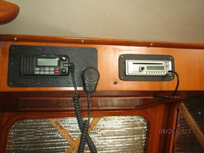 49' DeFever pilothouse electronics3