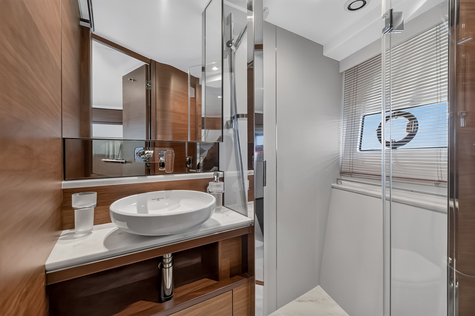 2021 Princess F70