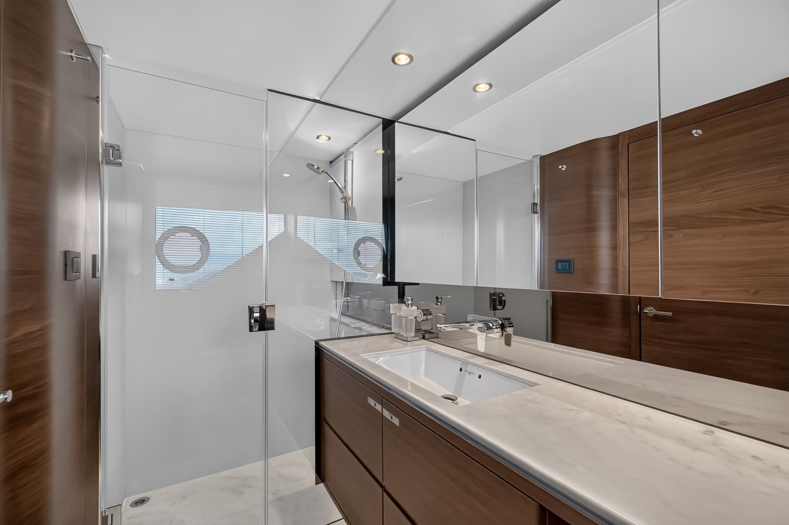 2021 Princess F70
