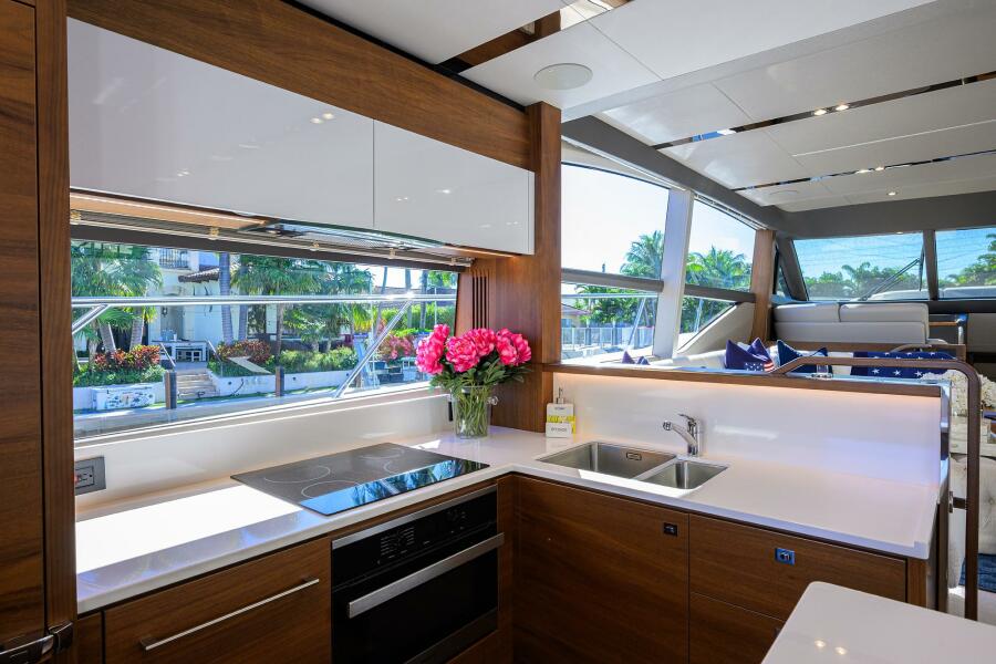 2021 Princess F70