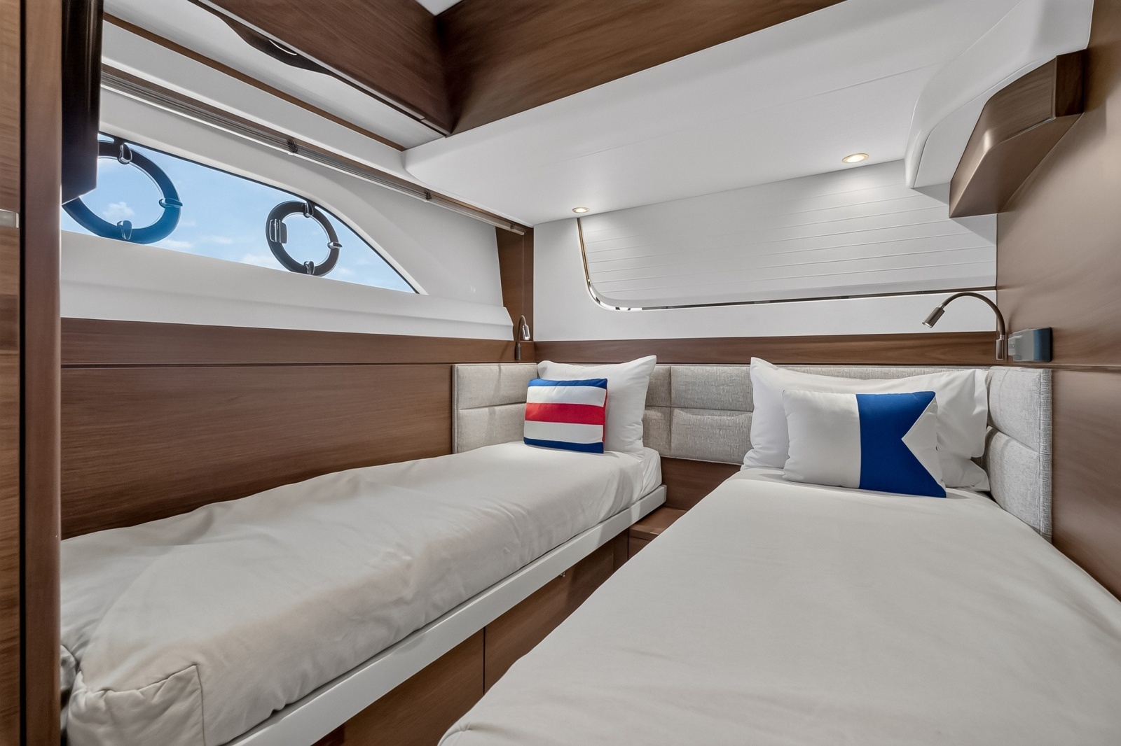 2021 Princess F70