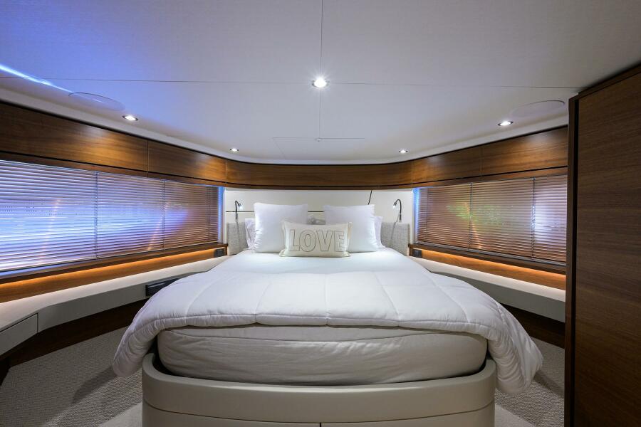 2021 Princess F70