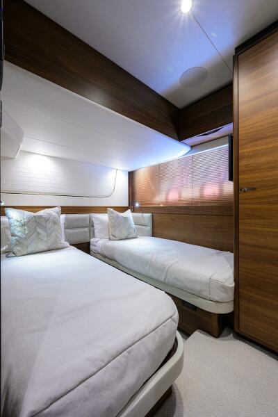 2021 Princess F70