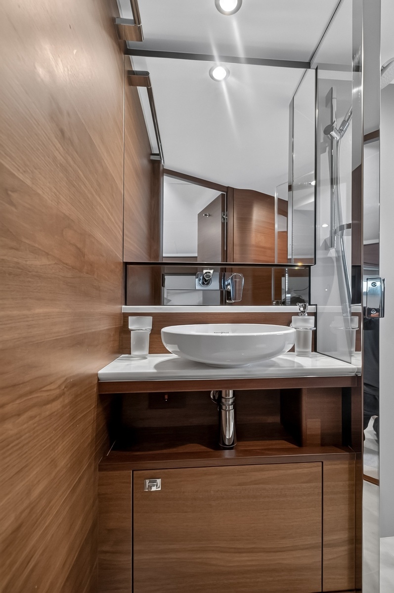 2021 Princess F70