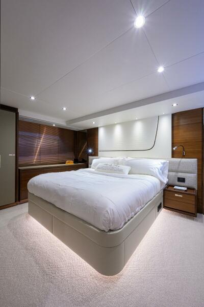 2021 Princess F70