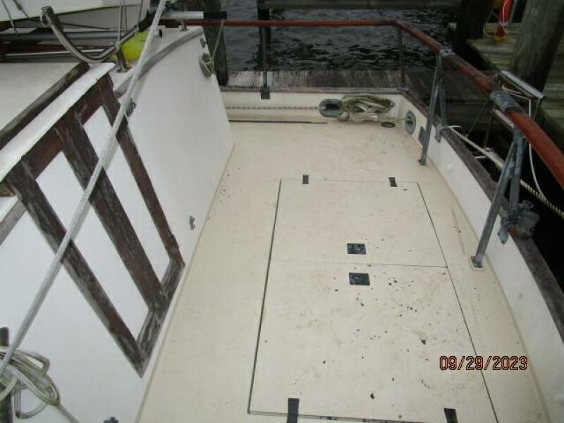 36' Grand Banks aftdeck starboard