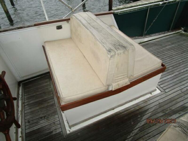36' Grand Banks flybridge starboard seating