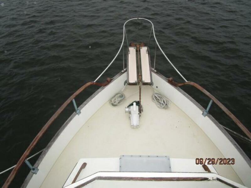 36' Grand Banks foredeck