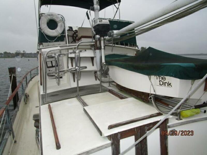 36' Grand Banks trunk cabin forward