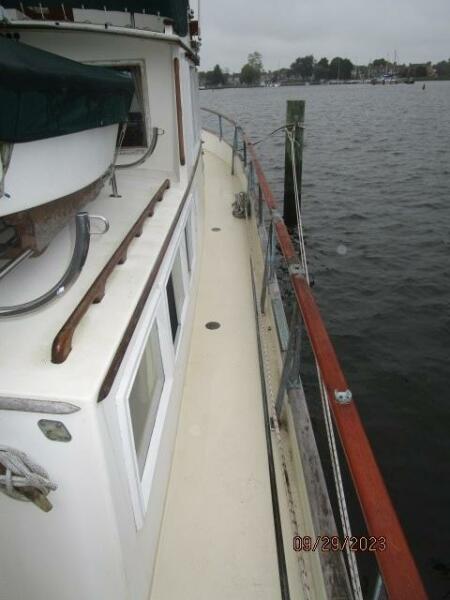 36' Grand Banks starboard side deck1