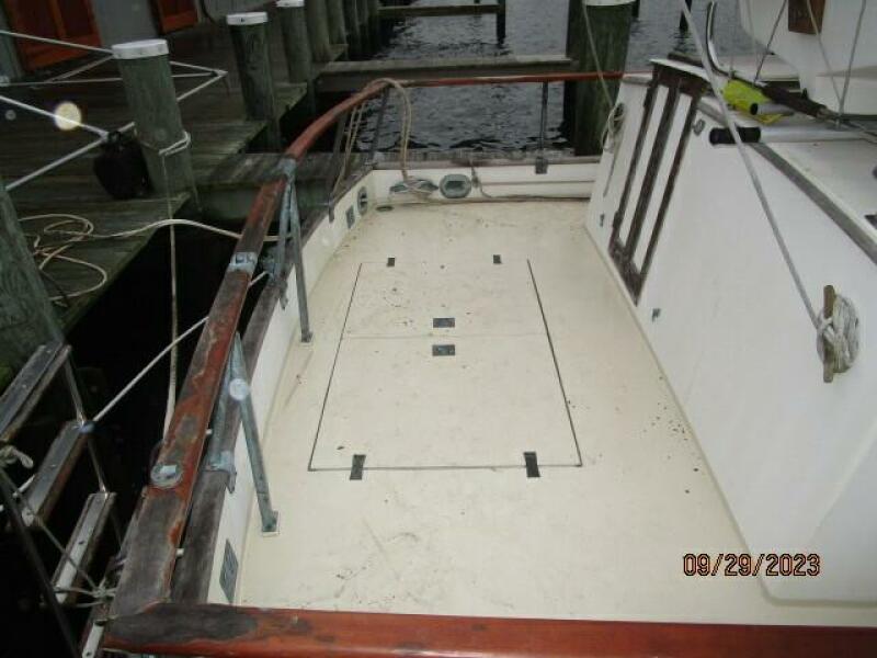 36' Grand Banks aftdeck port
