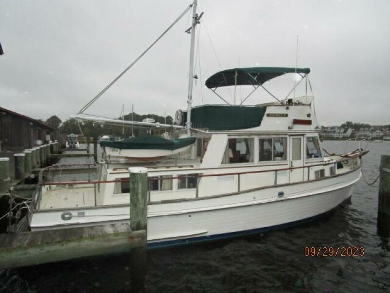 36' Grand Banks starboard aft profile1