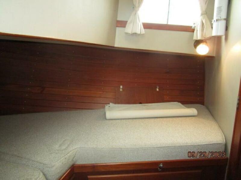 36' Grand Banks guest stateroom starboard