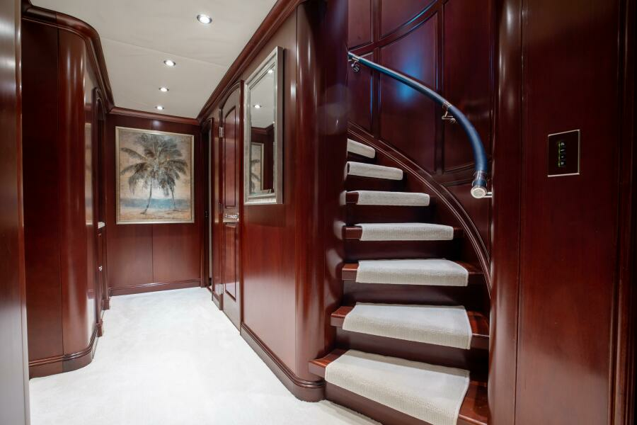 150' Trinity 2002 BOUCHON Guest Foyer