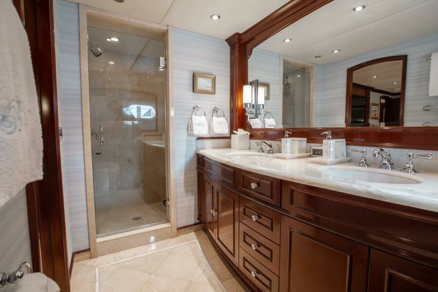 150' Trinity 2002 BOUCHON Guest Ensuite - Port Aft