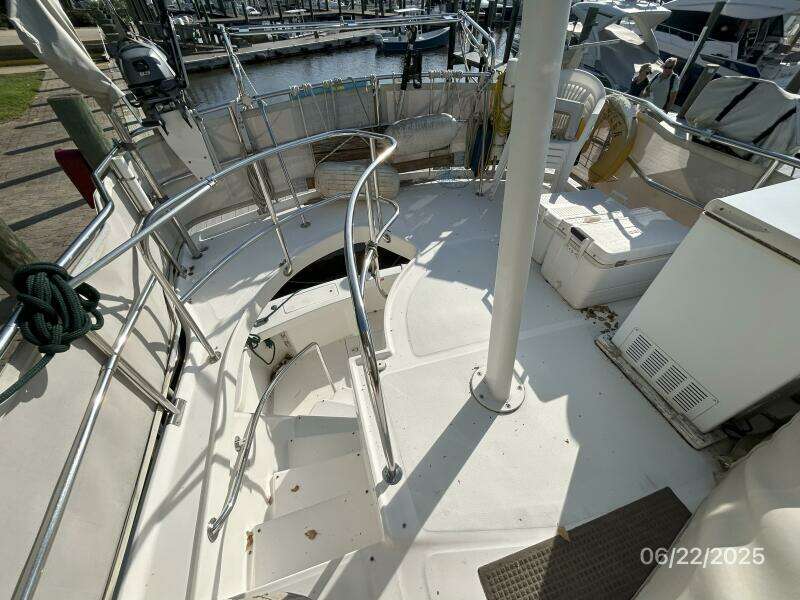 39' Mainship sundeck aft