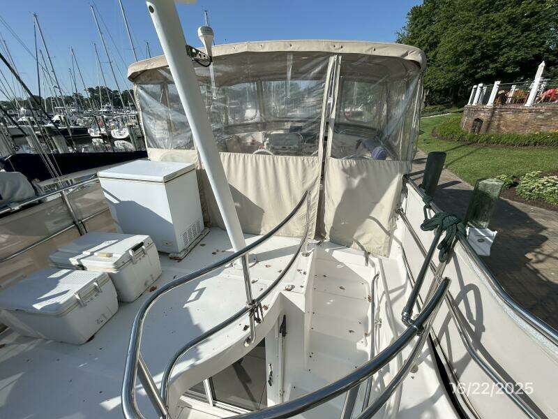 39' Mainship sundeck forward