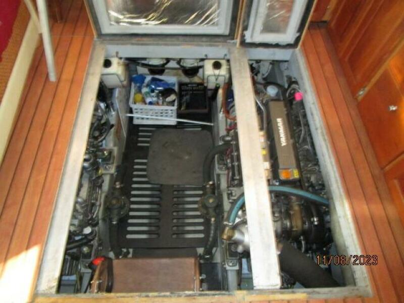 40' Mainship engine room access
