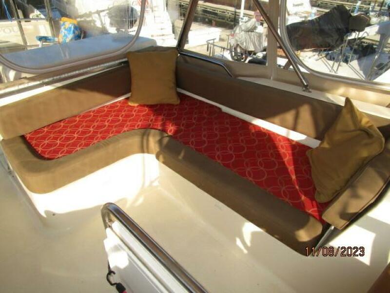 40' Mainship flybridge port seating