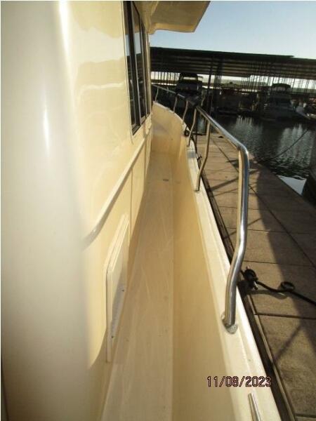 40' Mainship starboard side deck1