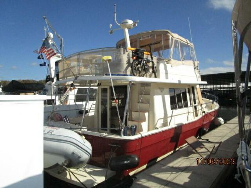 40' Mainship starboard aft profile