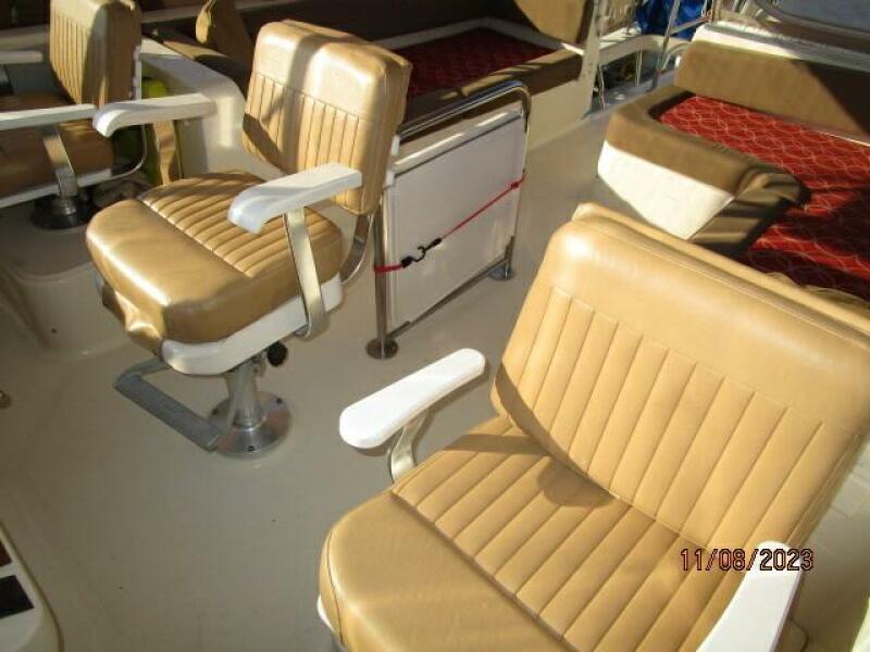 40' Mainship flybridge helmseats