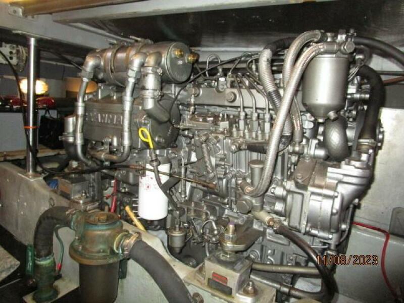 40' Mainship port main engine2