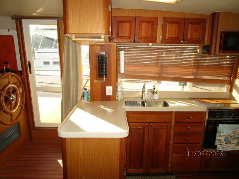 40' Mainship salon starboard